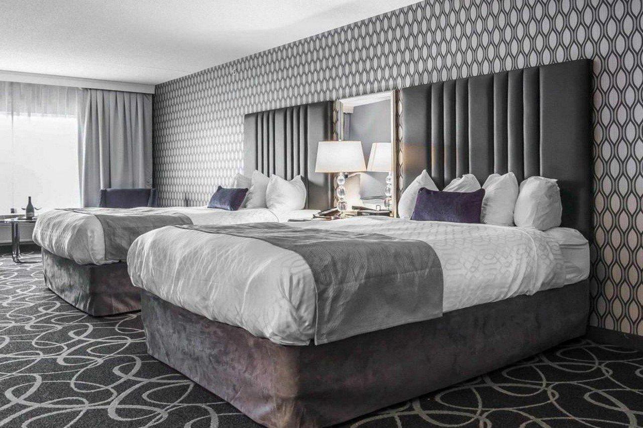 Park Manor Hotel Clifton Park Bagian luar foto A typical room at the Hilton Garden Inn