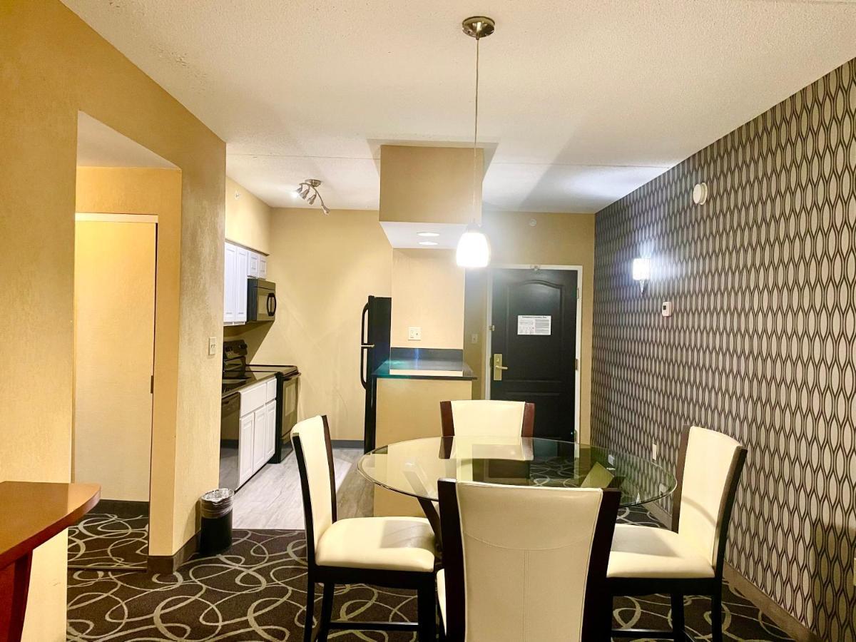 Park Manor Hotel Clifton Park Bagian luar foto A suite at the Hilton Garden Inn in San Francisco