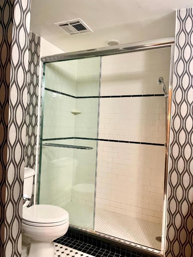 Park Manor Hotel Clifton Park Bagian luar foto A shower door