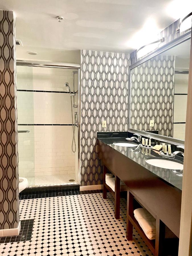 Park Manor Hotel Clifton Park Bagian luar foto A bathroom in a hotel
