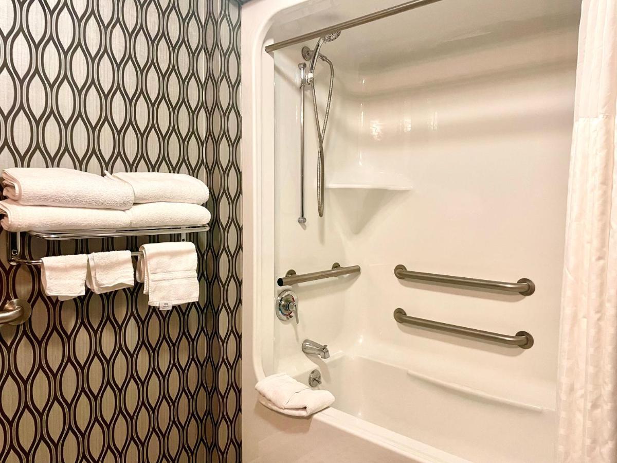 Park Manor Hotel Clifton Park Bagian luar foto A shower with grab bars