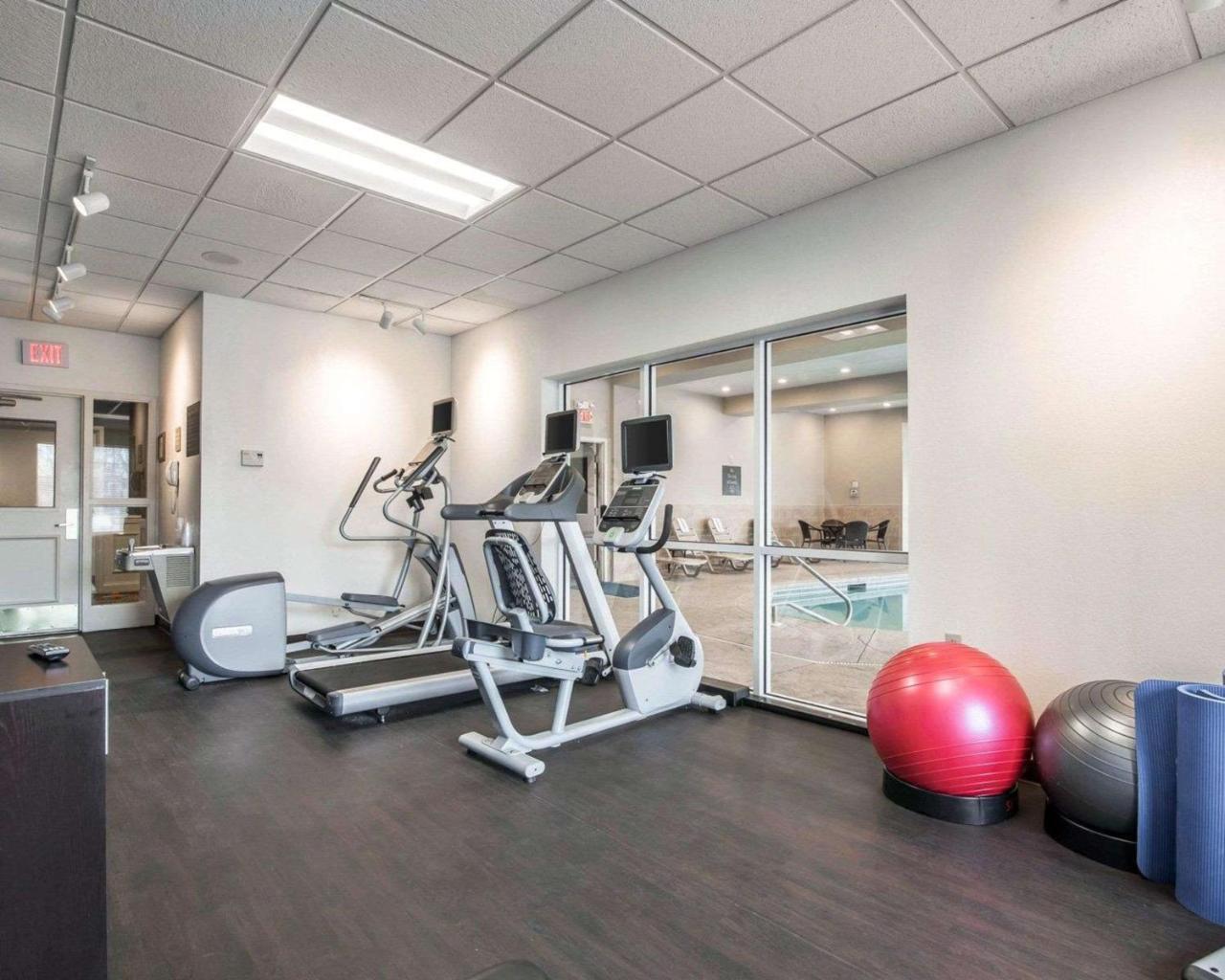Park Manor Hotel Clifton Park Bagian luar foto The fitness center at the 100 North Main Street location