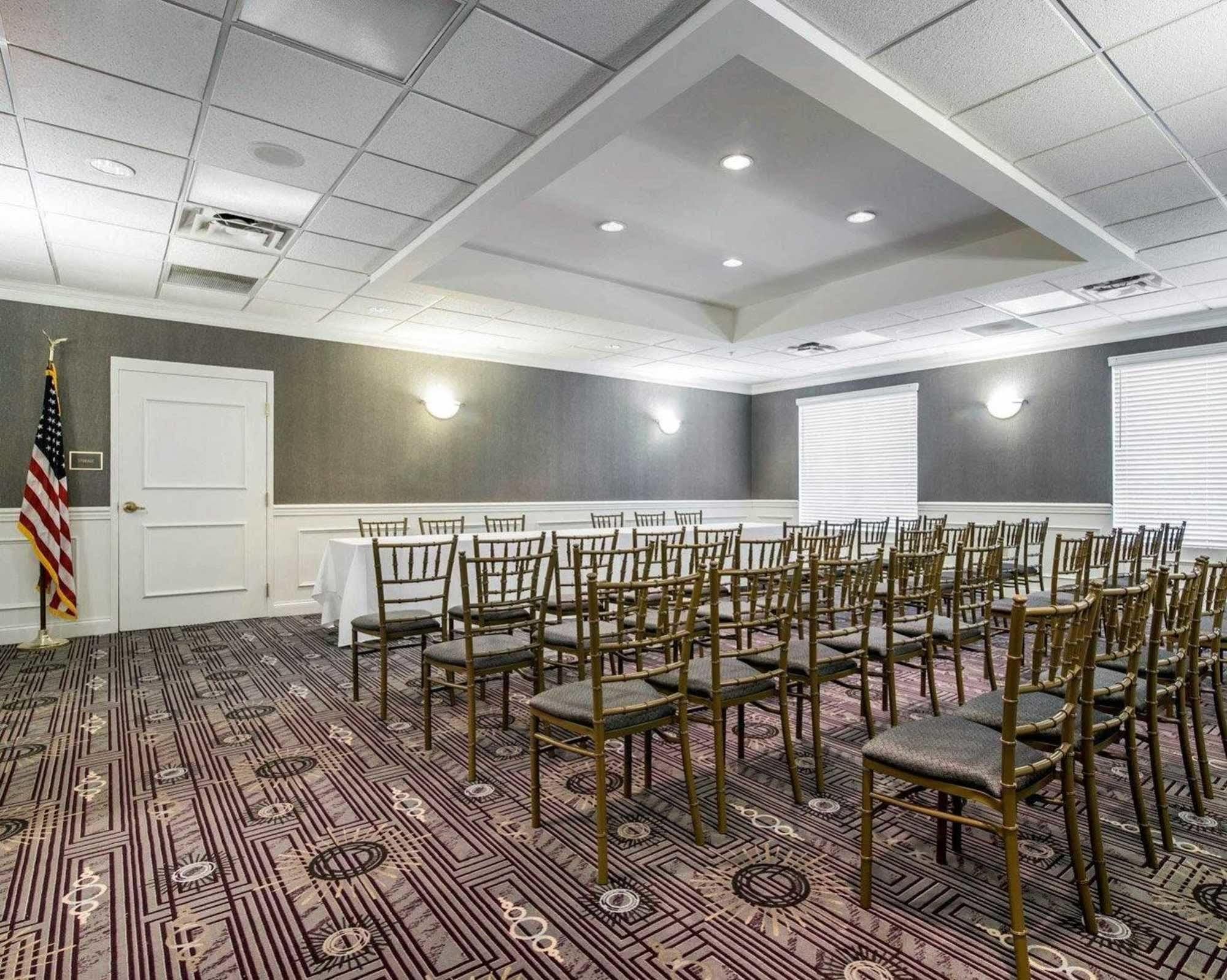 Park Manor Hotel Clifton Park Bagian luar foto The ballroom at the 2016 Republican National Convention