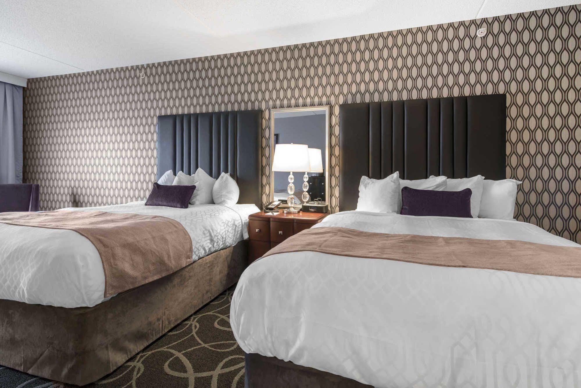 Park Manor Hotel Clifton Park Bagian luar foto A typical room at the Hilton Garden Inn
