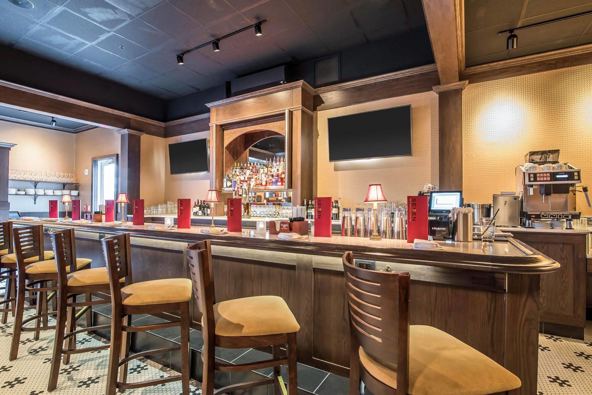 Park Manor Hotel Clifton Park Bagian luar foto The bar at the restaurant