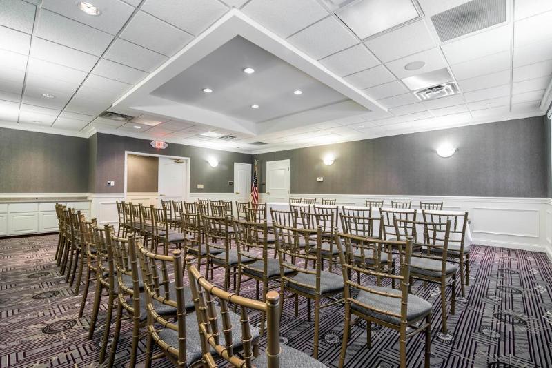 Park Manor Hotel Clifton Park Bagian luar foto The ballroom at the Hilton Garden Inn